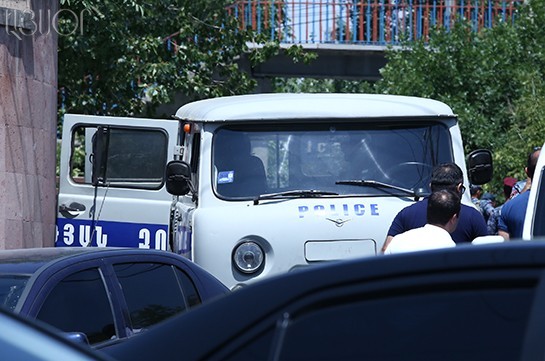 Լրագրողներին ոստիկանական մեքենաներով տարան ՊՊԾ գնդի տարածք