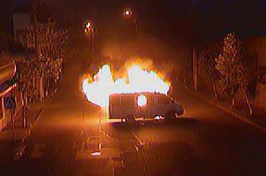 Էրեբունու ՊՊԾ գունդը գրաված զինված խումբը վառվող մեքենան դուրս բերել փողոց (Տեսանյութ)