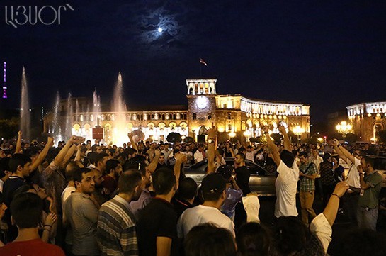Участники акции у захваченного полка ППС в Ереване организовали шествие