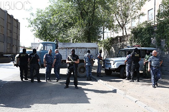 СНБ Армении будет предпринимать более жесткие меры против захватившей полк полиции вооруженной группировки