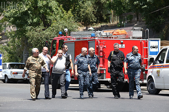 Вооруженная группировка в Ереване взяла в заложники врачей