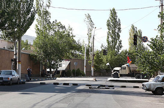 В Ереване вооруженная группировка взяла в заложники четырех медиков