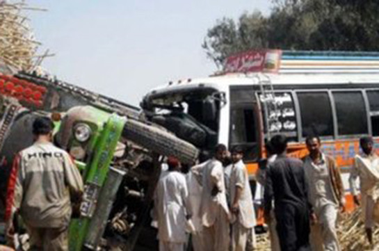 В Пакистане автобус столкнулся с грузовиком, есть жертвы