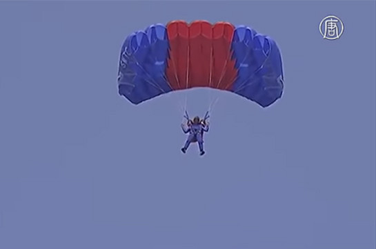 Военные парашютисты показали мастерство (Видео)