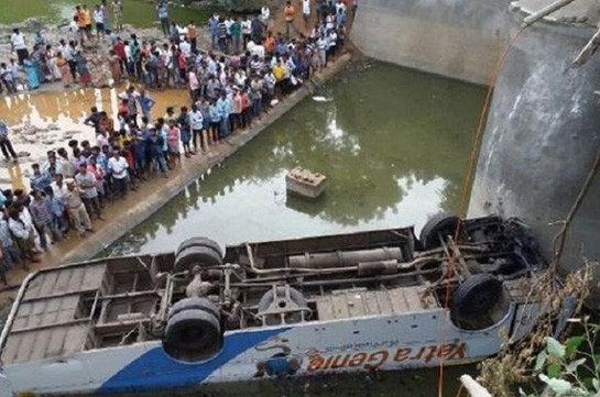 В Индии при падения автобуса с моста погибли 8 человек