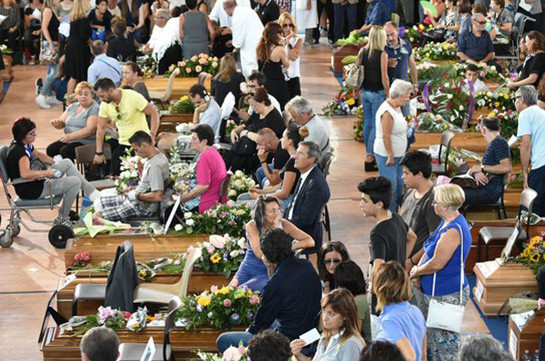 Число жертв землетрясения в Италии достигло 290 человек
