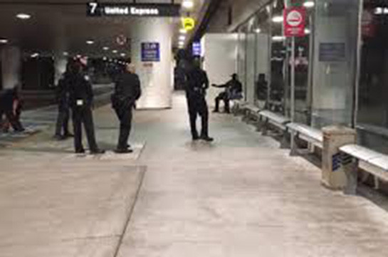 Լոս Անջելեսի օդանավակայանում Զորրոյի համազգեստով մարդ է ձերբակալվել