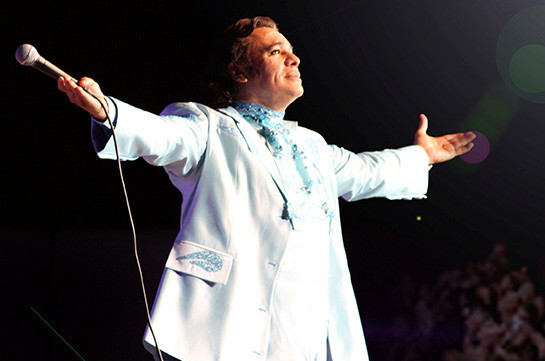 В США скончался всемирно известный мексиканский певец. Видео