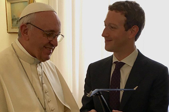 Основатель Facebook-а подарил Папе Римскому интернет-беспилотник