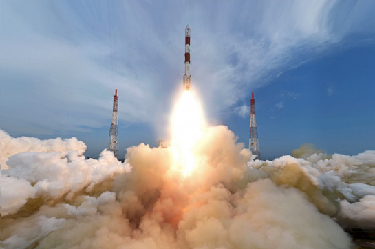 Индия вывела на орбиту восемь спутников