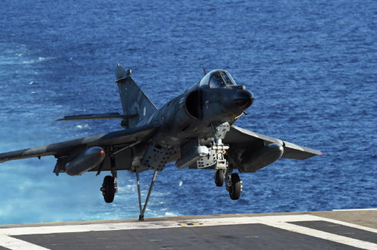 Франция начала авиаудары по ИГ с авианосца «Шарль де Голль»,