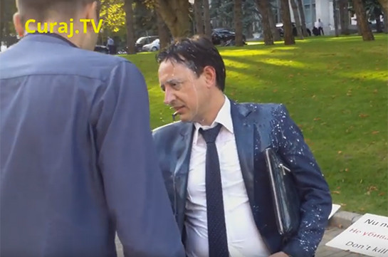 Активист облил молоком министра финансов Молдавии. Видео