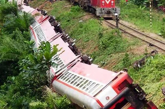 При крушении поезда в Камеруне погибли свыше 50 человек