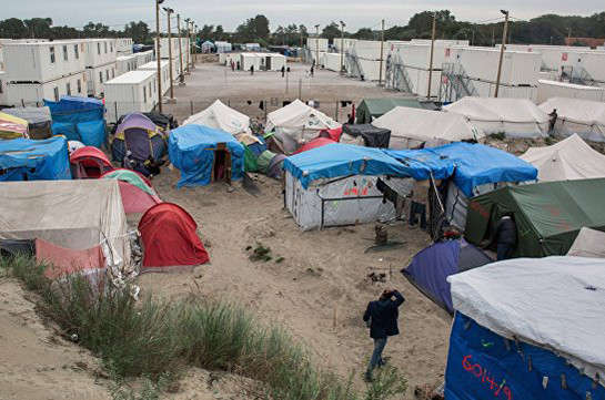 Мигранты в лагере во французском Кале ограбили журналистов из Германии