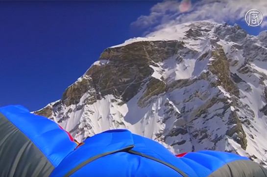 Նոր ռեկորդ. բեյս ջամփեր Վալերի Ռոզովը թռել է 7700 մետր բարձրությունից (Տեսանյութ)