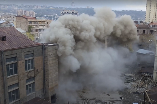 МЧС Армении изучает последствия взрывных работ здания типографии в Ереване