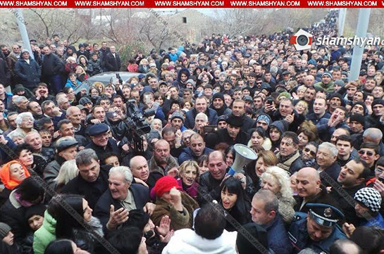Тысячи людей требуют возвращения в политику Гагика Царукяна