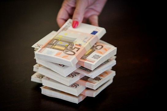 Евро резко упал к доллару после итальянского референдума