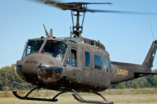 В США военный вертолет совершил вынужденную посадку на территории школы