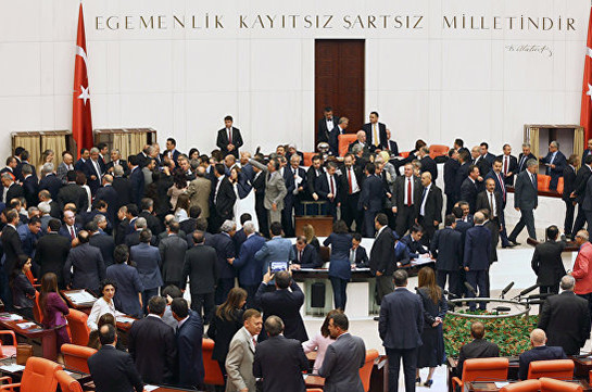 В турецком парламенте произошла потасовка, два депутата пострадали (Видео)