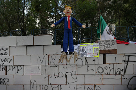 В Мексике манифестанты построили стену из коробок рядом с посольством США (Видео)