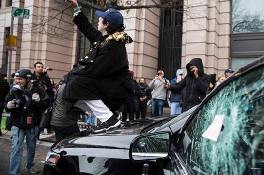Протестующие в Вашингтоне разбили окна автомобиля телеведущего Ларри Кинга