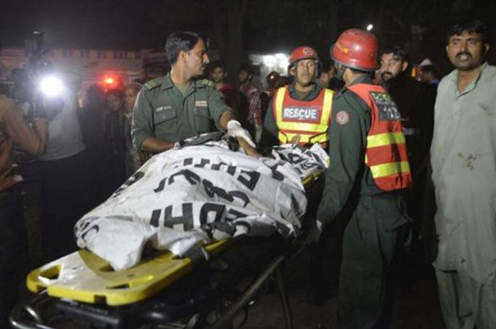 Число жертв теракта на юге Пакистана, возросло до 74
