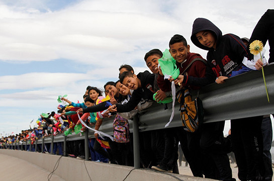 Протестующие против Трампа мексиканцы встали живой стеной на границе с США (Видео)