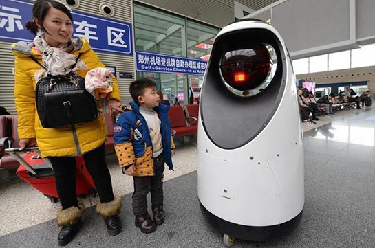Չինաստանում առաջին ռոբոտ ոստիկանը ծառայության է անցել կայարանում