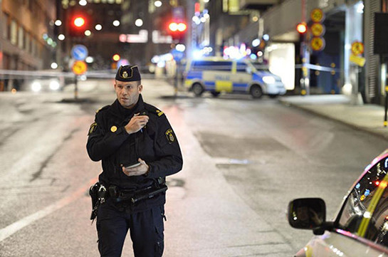 Десятки молодых людей устроили погромы в Стокгольме (Видео)