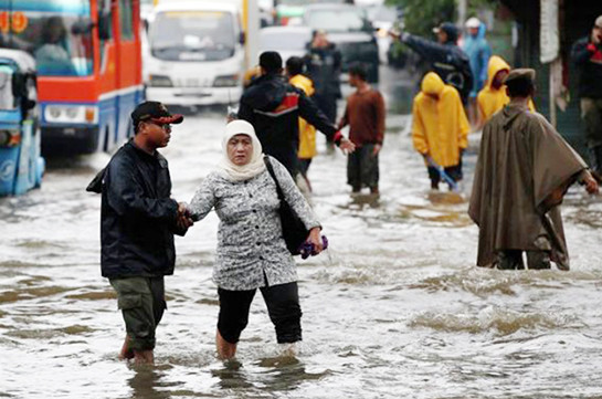 Сильные дожди вызвали наводнение в столице Индонезии