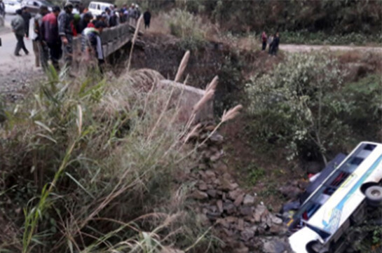 Հնդկաստանում ավտոբուսը գետն է ընկել. զոհվել է 10 մարդ