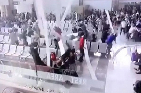 В индонезийском аэропорту потолок обрушился на людей (Видео)