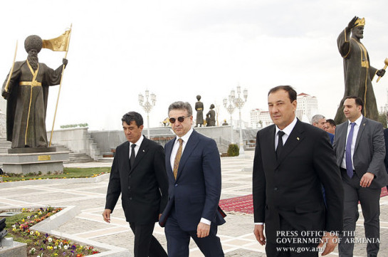Կարեն Կարապետյանն այցելել է Թուրքմենստանի առաջին նախագահի դամբարան