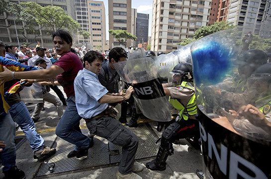 Число погибших в ходе беспорядков в Венесуэле достигло 12 человек