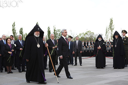 Президент Армении почтил память жертв Геноцида армян в «Цицернакаберде»