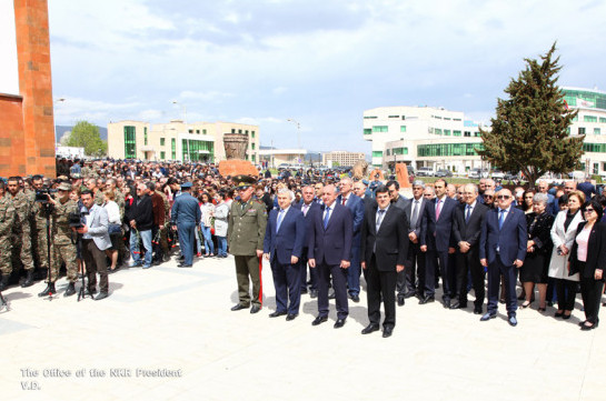 Президент НКР возложил цветы к памятнику безвинным жертвам Геноцида 1915 года