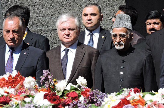 «Живые души». Вице-президент Индии посетил мемориальный комплекс «Цицернакаберд»