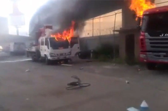 Бунтовщики в Венесуэле сожгли грузовики и возвели баррикады (Видео)