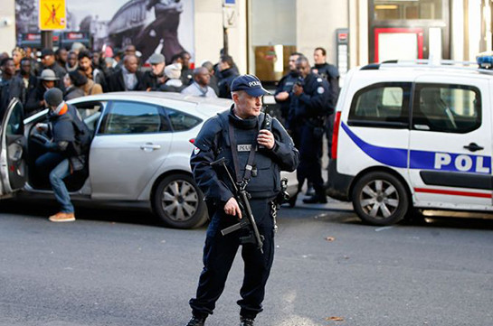 Несколько лицеев Парижа блокированы протестующими против Ле Пен и Макрона школьниками