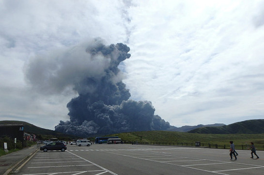 На юге Японии вулкан выбросил столб пепла высотой более 3000 метров