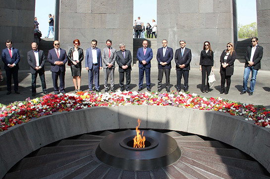 Делегация во главе с государственным министром Ливана посетила мемориальный комплекс «Цицернакаберд»