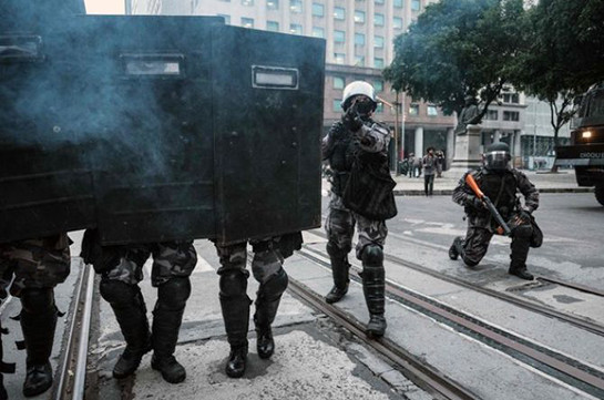В Рио-де-Жанейро полиция разогнала протестующих против реформ с помощью слезоточивого газа