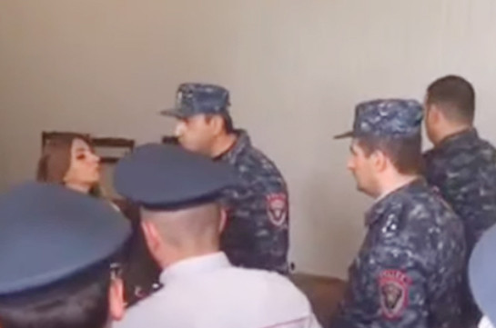 Полицейские силой вывели Заруи Постанджян из штаба Тарона Маргаряна