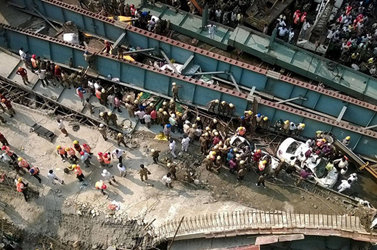 В Индии рухнул мост: есть погибшие