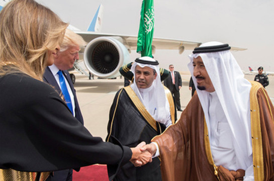 Мелания Трамп отказалась покрывать голову перед саудитами