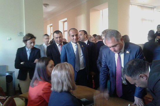 Парламент Армении выбирает руководителей комиссий