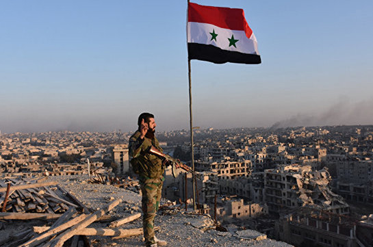 В центре последнего освобожденного квартала Хомса подняли флаг Сирии