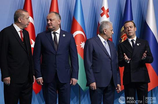 Премьеры России и Турции провели встречу на полях ОЧЭС в Стамбуле