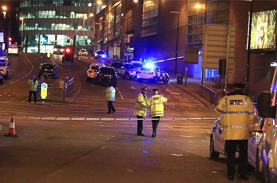 Число погибших при взрыве на стадионе в Манчестере достигло 22 человек
